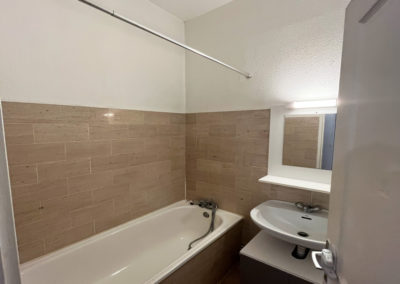 APPARTEMENTBORDEAUX-SENIOR-AVANT-SALLE-DE-BAIN