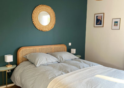 chambre résidence senior les villages d'or décoré par Anne-Sylvie Gerat, meilleure architecte d'intérieur Bordeaux