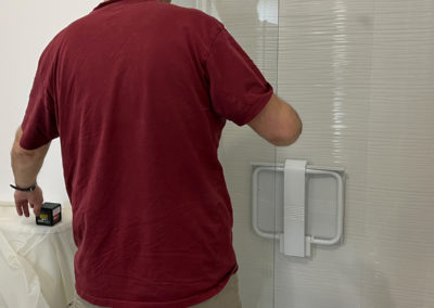 artisan résidence senior, pose de paroi de douche pour senior